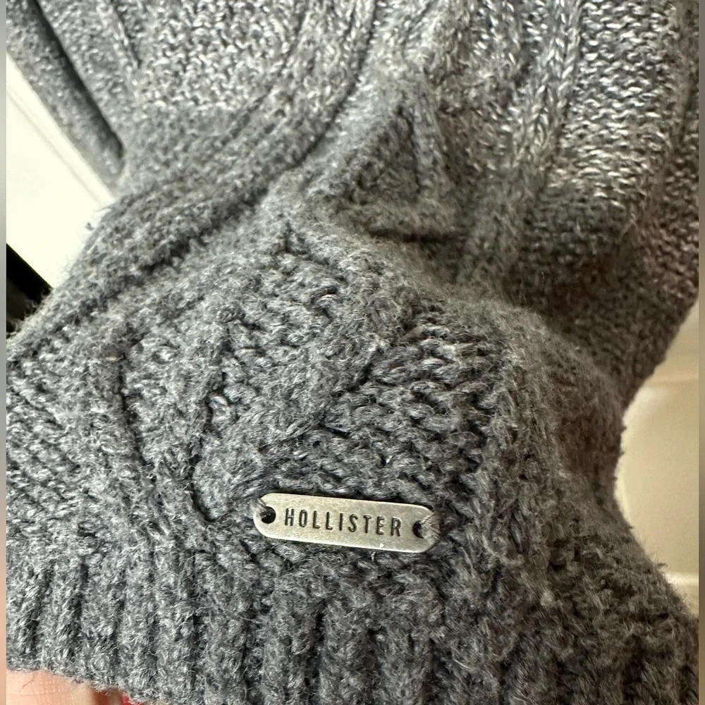 Hollister‎ V-Neck Sweater in Gray Tones